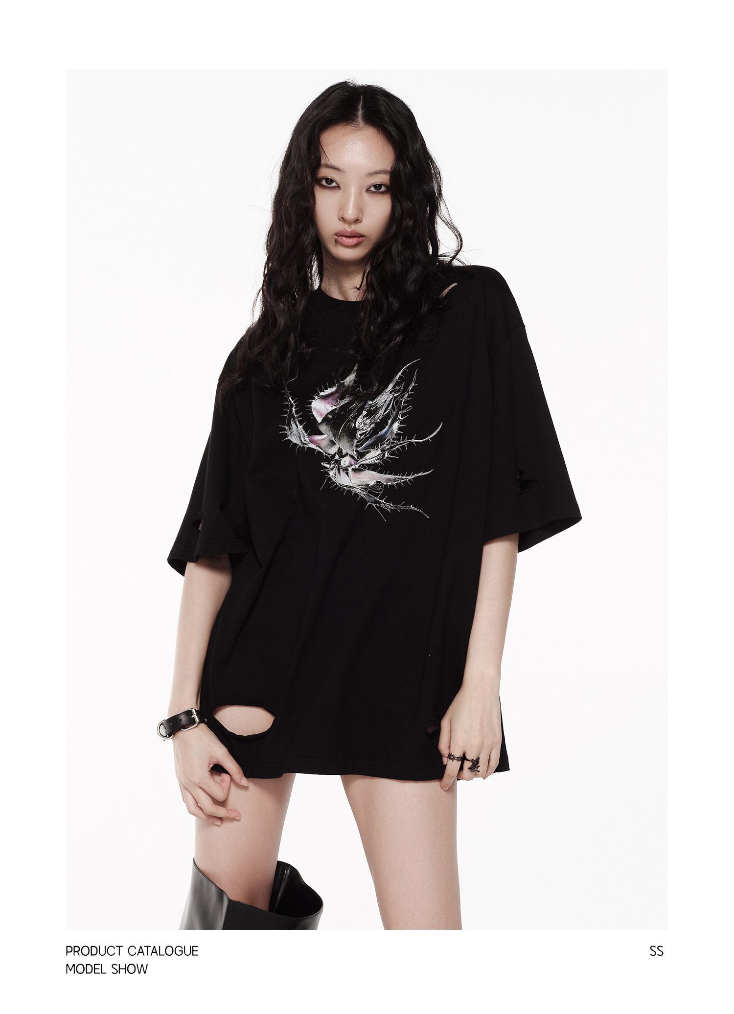 KIMUSSO Thorn Motif Relaxed White Graphic Tee