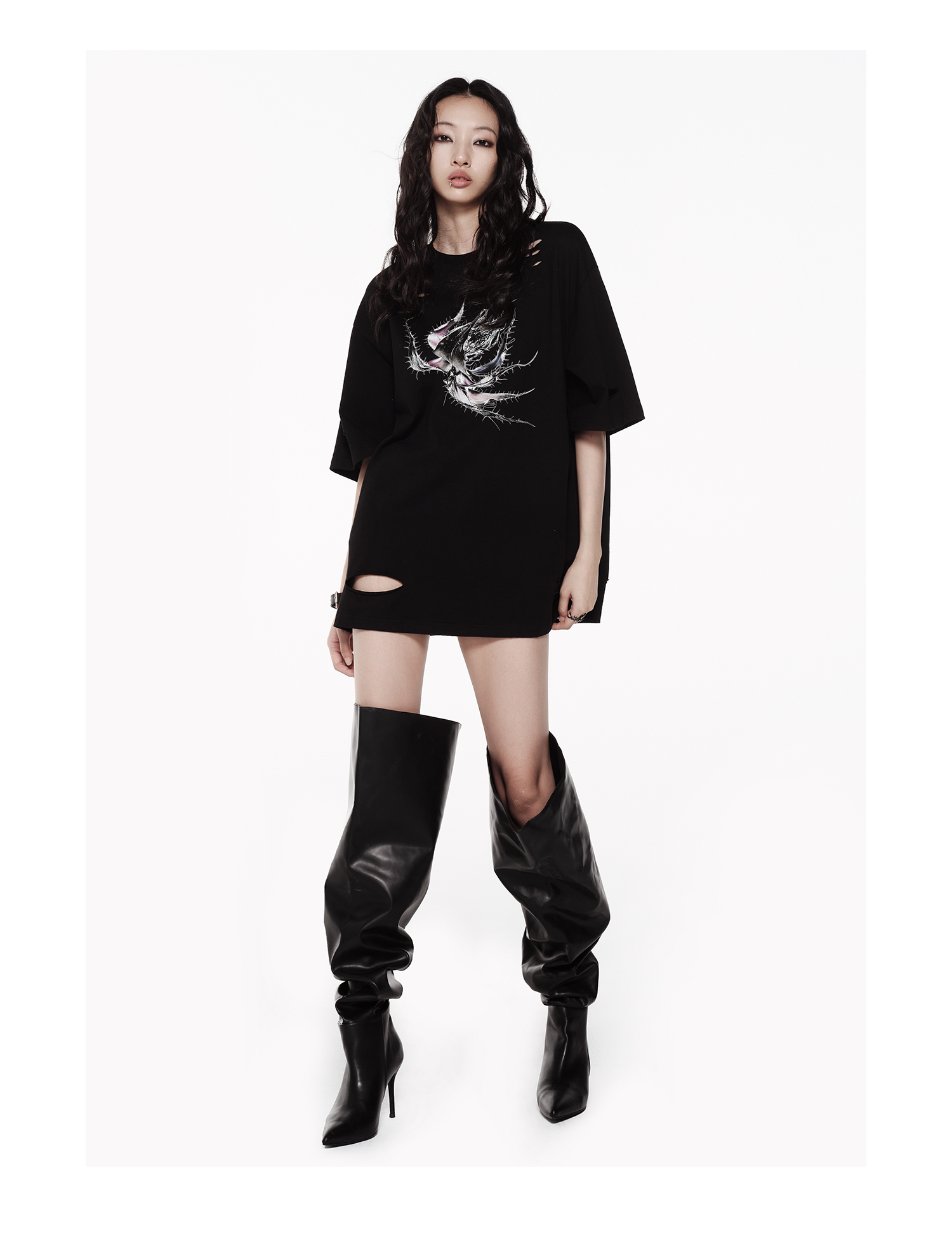 KIMUSSO Thorn Motif Relaxed White Graphic Tee