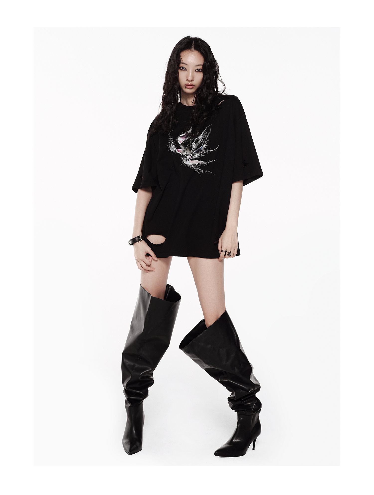 KIMUSSO Thorn Motif Relaxed White Graphic Tee