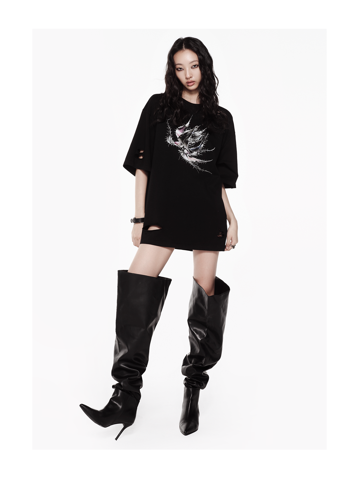 KIMUSSO Thorn Motif Relaxed White Graphic Tee