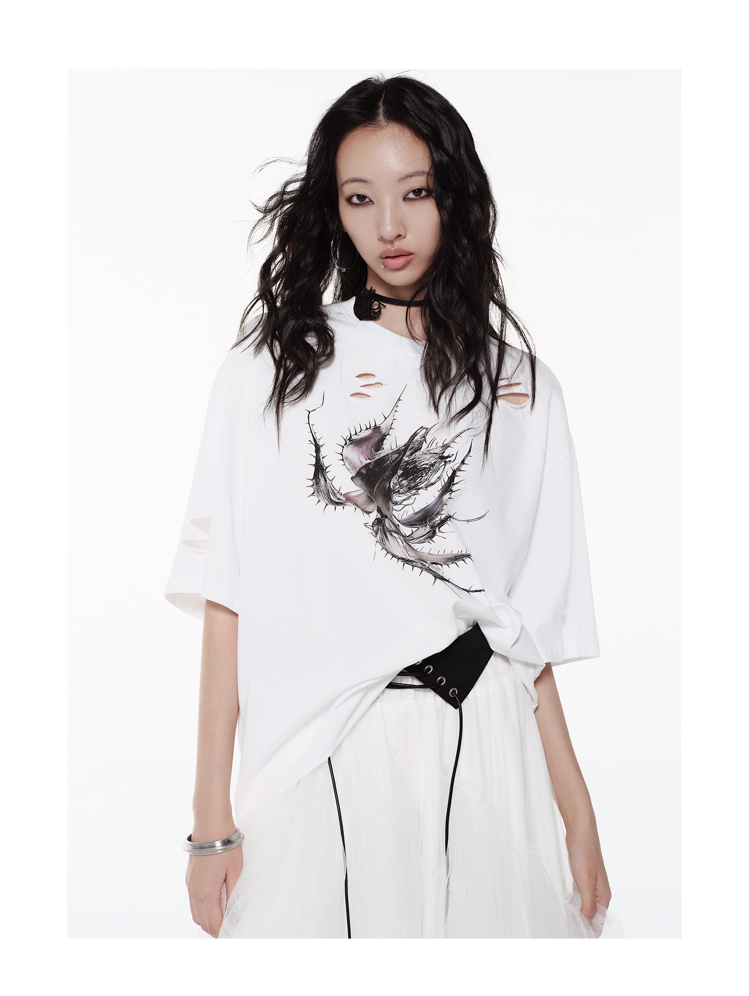 KIMUSSO Thorn Motif Relaxed White Graphic Tee