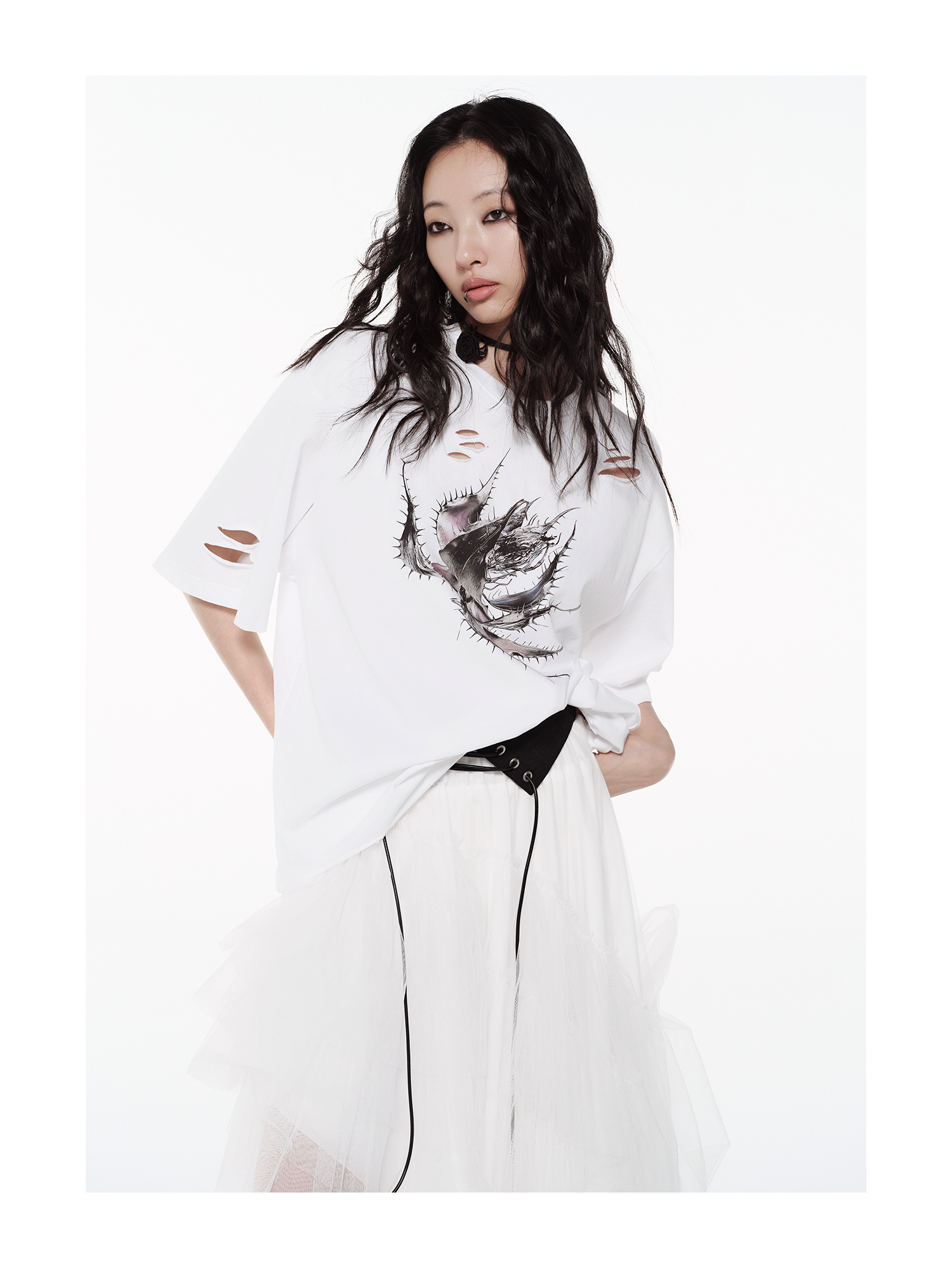 KIMUSSO Thorn Motif Relaxed White Graphic Tee