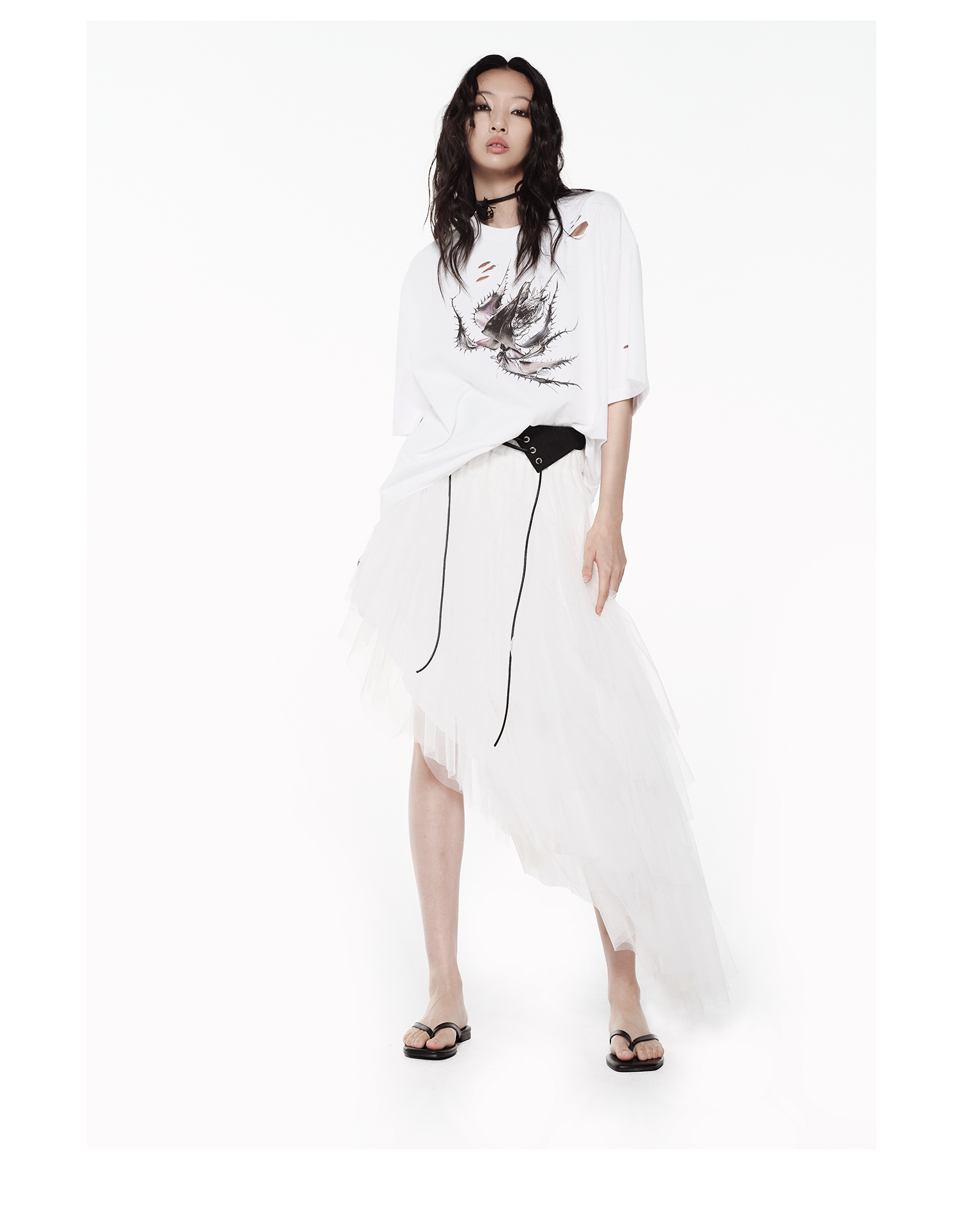 KIMUSSO Thorn Motif Relaxed White Graphic Tee